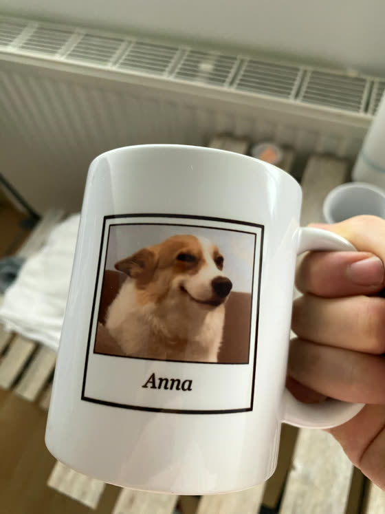 Weiße Tasse mit dem Foto eines Corgis und dem Namen Anna darunter