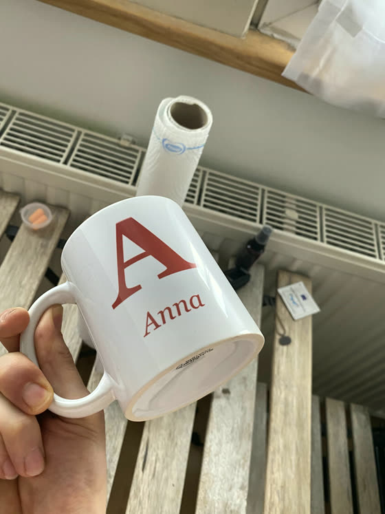 Rückseite derselben Tasse mit einem großen roten A und dem Namen Anna